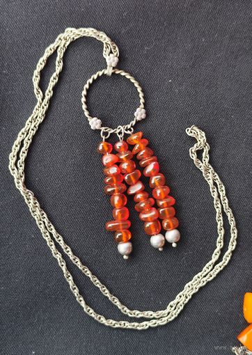 Подвеска с янтарем на мельхиоровой цепочке