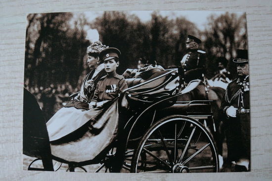 Императрица Александра Федоровна и цесаревич Алексей в экипаже объезжают войска перед началом парада; 2015, чистая, изд. Санкт-Петербург.