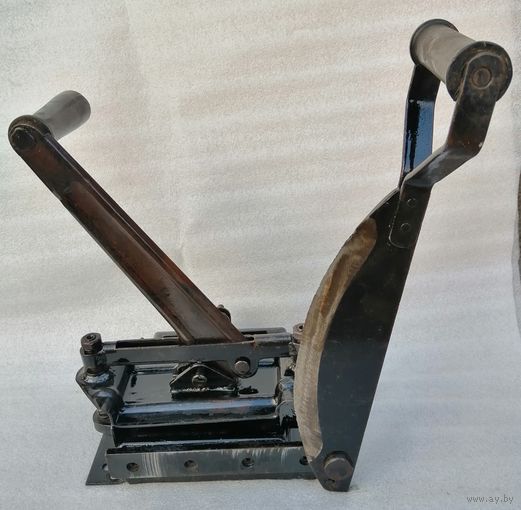 Крупный, исправный резак с прессом, железнодорожный или типографский. Середина прошлого века.