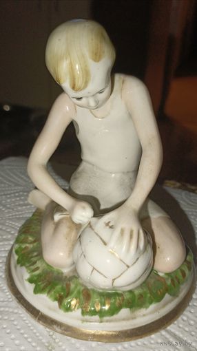 МАЛЬЧИК С МЯЧОМ, ЮНЫЙ ФУТБОЛИСТ. Красный Фарфорист, ЧУДОВО, 1957 год. ПЛОСКОЕ ДНО. Целый!