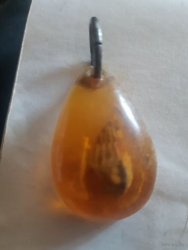 Кулон из плавленого ( искусственного) янтаря с ракушкой внутри