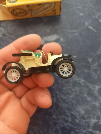 Винтажная игрушечная машинка