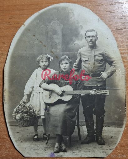 1910-е Музыкант гитара цветы семья студийное фото типажи ретро