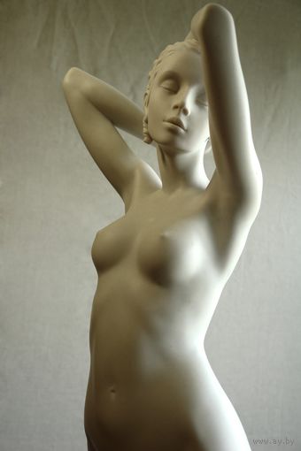 Статуя ПЕРЕД ЗЕРКАЛОМ Мрамор Выс 120 см. Вес 27.5 кг. выставочный ЭКСКЛЮЗИВ