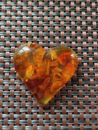 Брошка янтарь