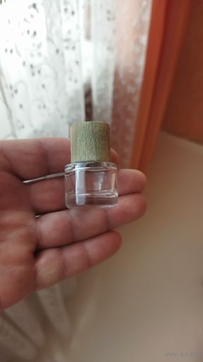 Флакончик от духов.