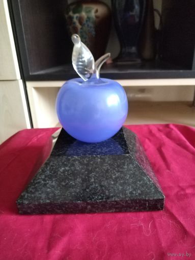 Статуэтка яблоко, цветное стекло, на подставке из натурального камня.