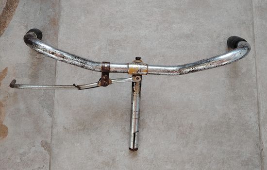 Старый немецкий велосипедный руль с грипсами и рычагом