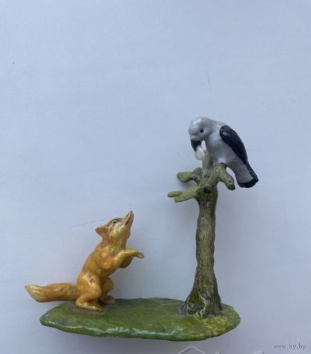 Статуэтка по мотивам басни Крылова Ворона и лиса.Пластик. 60-70 годы