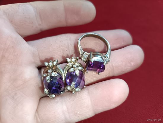 С рубля без мц. серьги и кольцо фиолетовые. зубр 925пр. кольцо диам 1.7см. серьги 2х1см.