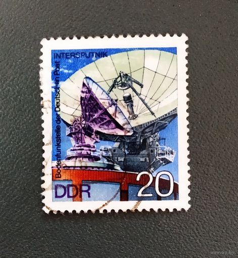 Марка ГДР 1976 год Наземная станция слежения