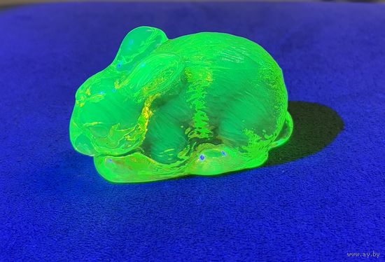 Статуэтка Заяц из уранового стекла . Производство Чехия