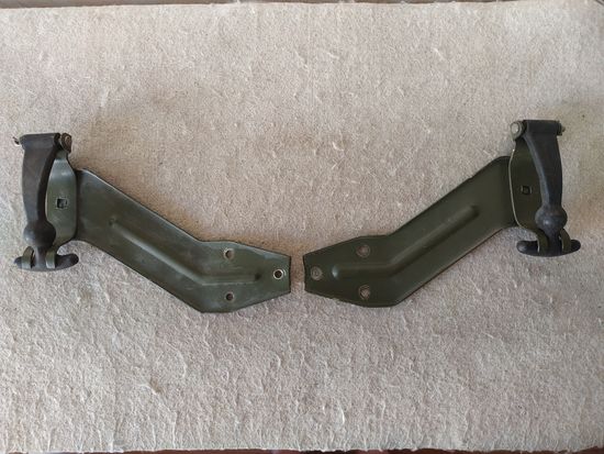 Комплект кронштейнов для крепления домкрата, лопаты или топора в автомобилях марки УАЗ.