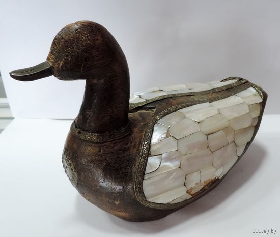 Статуэтка из дерева "Утка" 50-60-е годы. Высота 13 см. Длина 16 см. Перламутр, латунь.