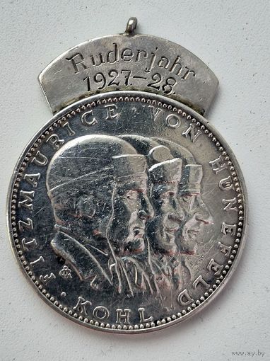 Первому успешному беспосадочному перелету через Атлантику с востока на запад.