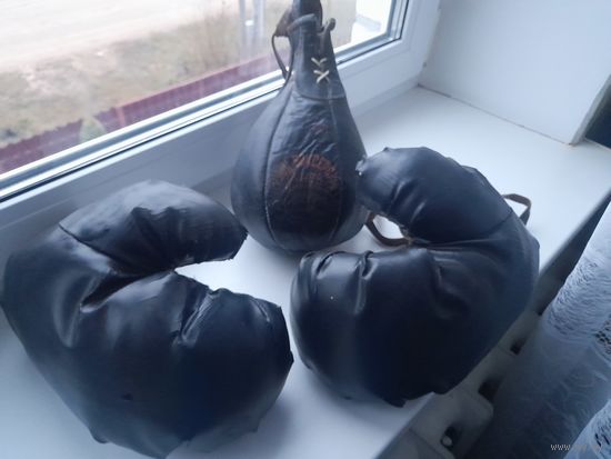 Винтажные боксёрские перчатки и груша из СССР 1976 год
