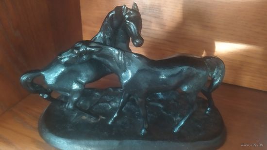 Статуэтка .Кони на воле чугун Каслинское литье Касли 1985г.