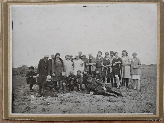 Фото группы женщин и детей с военным. Житомир.1930 г. 9х12 см. На картоне.