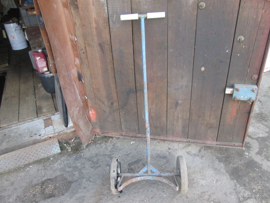 Тележка для транспортировки бидонов.