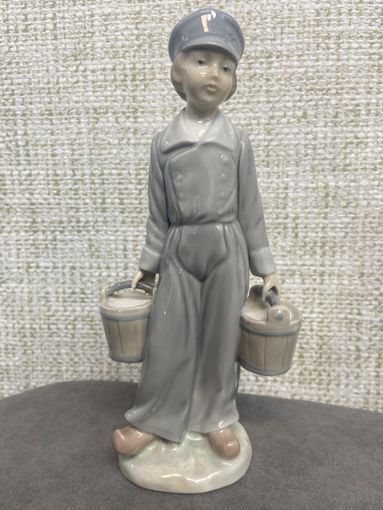 Фарфоровая статуэтка LLADRO Испания.Голландский мальчик, несущий два ведра. Высота 22 см.
