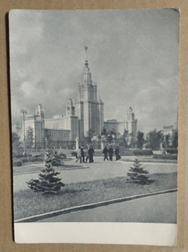 Москва. Общий вид главного здания МГУ. 1954 г. Чистая.