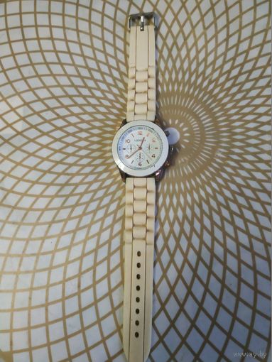 Часы наручные с ремешком GENEVA, тикают. Состояние на скане.