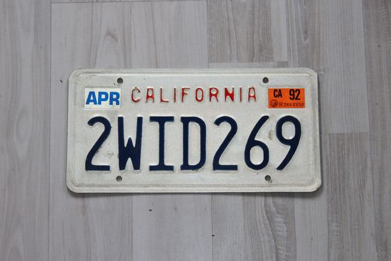 Автомобильный номерной знак "California".