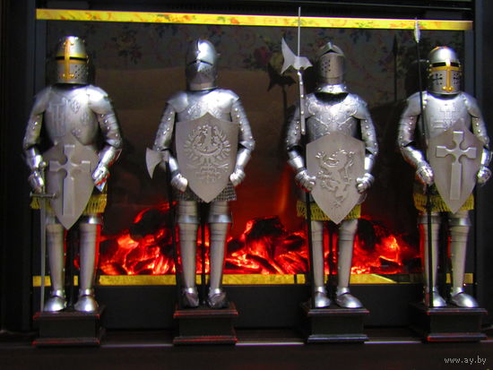 Фигура рыцаря в доспехах,  высота  примерно 45 см