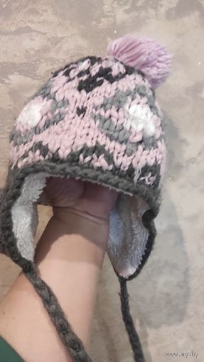 Классная шапка Next теплая на 3-4 года, можно на 5 без проблем. Хорошо закрывает ушки. Очень симпатичная и действительно теплая. Хорошее состояние, есть естественные следы использования.