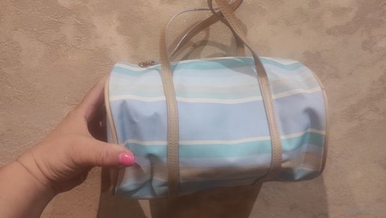 Косметичка фирменная объемная Esteen Lauder . Размер 24 см, окружность сбоку 14 см. Очень красивая и удобная. Нежно голубых оттенков. Состояние отличное, не пользовалась.