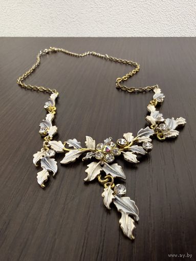 Винтажное необычное  колье в вечернем стиле с растительным орнаментом в виде листьев и цветов .