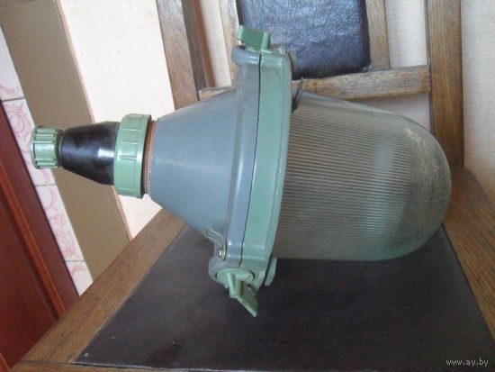 Большй пылевлагозащищенный светильник.