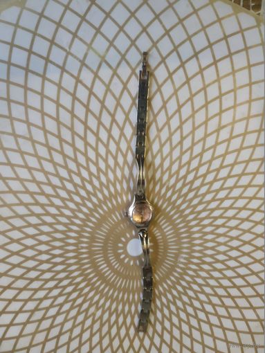 Часы наручные с  браслетом. ТИКАЮТ. Состояние на скане. В коллекцию,ремонт,на запчасти.