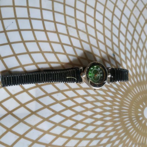 Часы наручные с браслетом.  В коллекцию,ремонт,на запчасти.Состояние на скане.