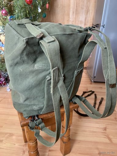 Из толстенного брезента большой тактический рюкзак-сумка  бундесвера с дополнителным страховочным ремешком.