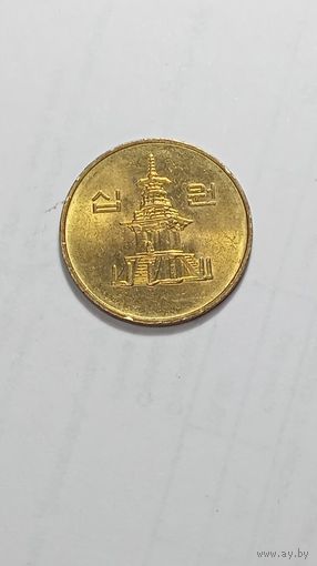Южная Корея 10 вон 2004 года .