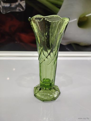 С 1 рубля!!! Ваза винтажная граненая с рельефным бортом, цветное стекло, гравировка, СССР, 15 см, 1960-1970 гг.