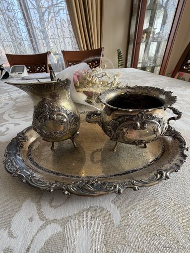 Серебренный комплект сахарница с молочником на подносе