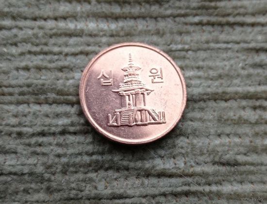 Werty71 Южная Корея 10 вон 2011 Пагода в храме Пул Гук Красная