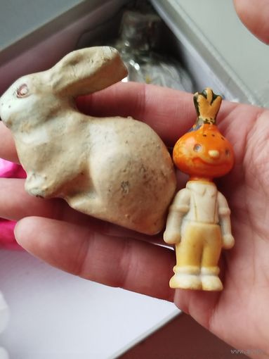 Старый заяц и Чиполлино под ёлку,пластик,с рубля