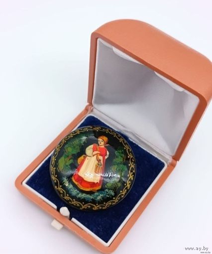 Винтажная брошь. Лаковая миниатюра.