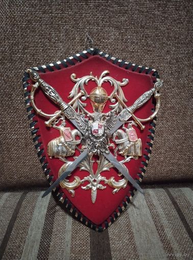 Декоративное панно на стену. Рыцарский герб. Пластик. Бархат иск.СССР. 21 см. на 30 см.