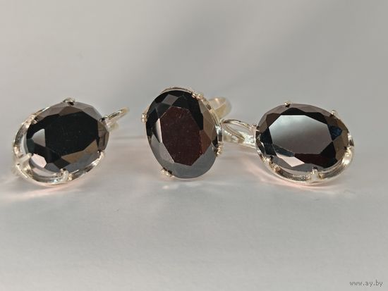 Кольцо и серьги серебро 925 пр. Размер 20 мм. Ювелирное стекло. С рубля.