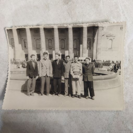 Фотография. История СССР в лицах. Студенты в Москве у Большого театра. 1950-е.