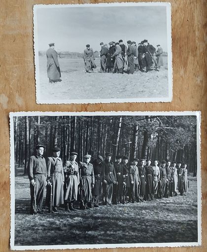 2 фото студентов БПИ на занятиях по военной подготовке. Конец 1940-х г. 12.5х17 и 9х12 см. Цена за оба.