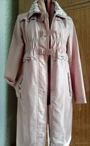 Красивый плащ пудрового цвета в комбинации с цветной отделкой, почти новый, размер44-46,карманы внутренние, молния, пуговицы. Фасон удобный.