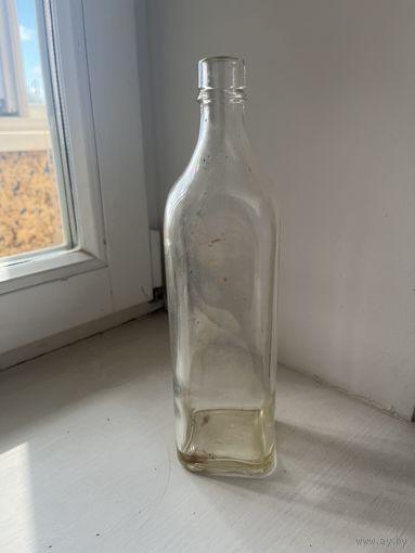 Редкая бутылка от известного виски Red Label. Оригинал найдена в немецком блиндаже.