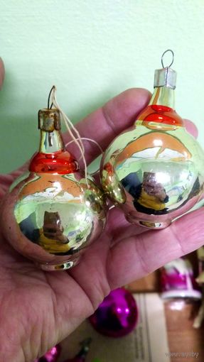 Ёлочная игрушка. Два небольших шарика на подставке. К