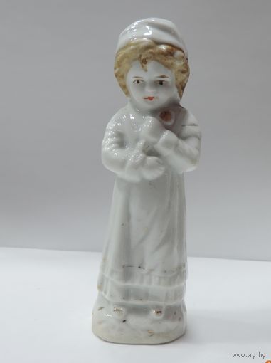 Статуэтка фарфоровая "Девушка" 60-е годы Европа. Высота 11.5 см.
