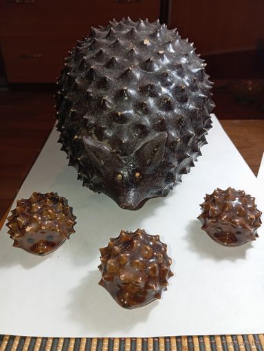 Керамический набор  - Семейство ежей. ,  изготовленный на заводе  Latvijas Keramika  (г. Елгава, Латвийская ССР) в 1960-х годах.